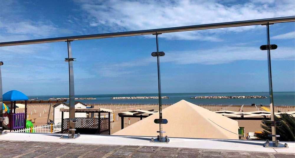 balaustre e parapetti in vetro nella riviera romagnola