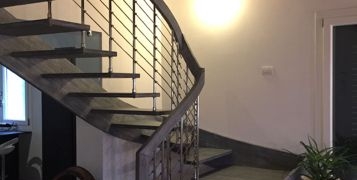 Escalier moderne Fly Chrome : nouvelle installation � Ferrara