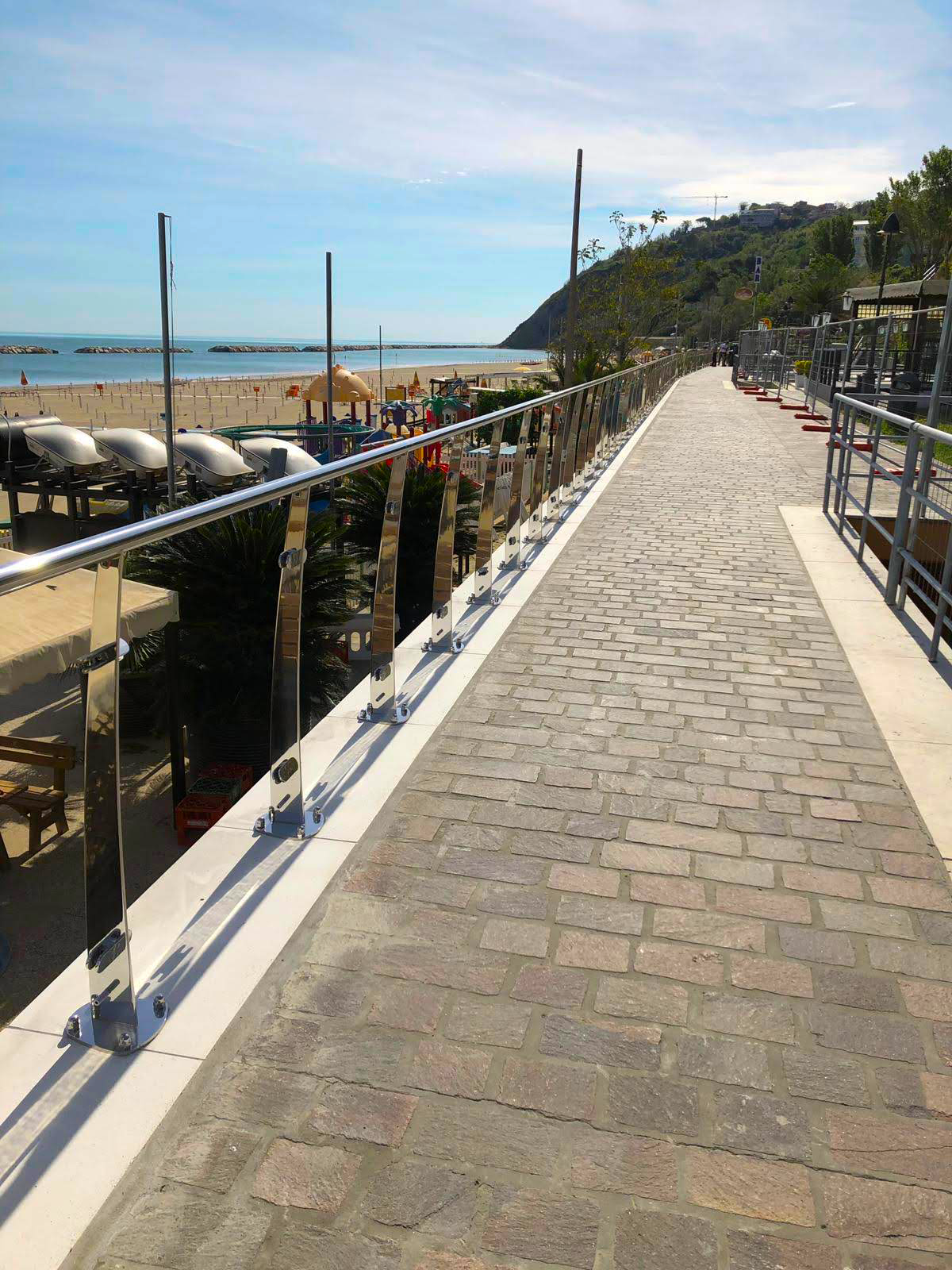 garde corps et balustrades de verre le long de la riviera romagnola