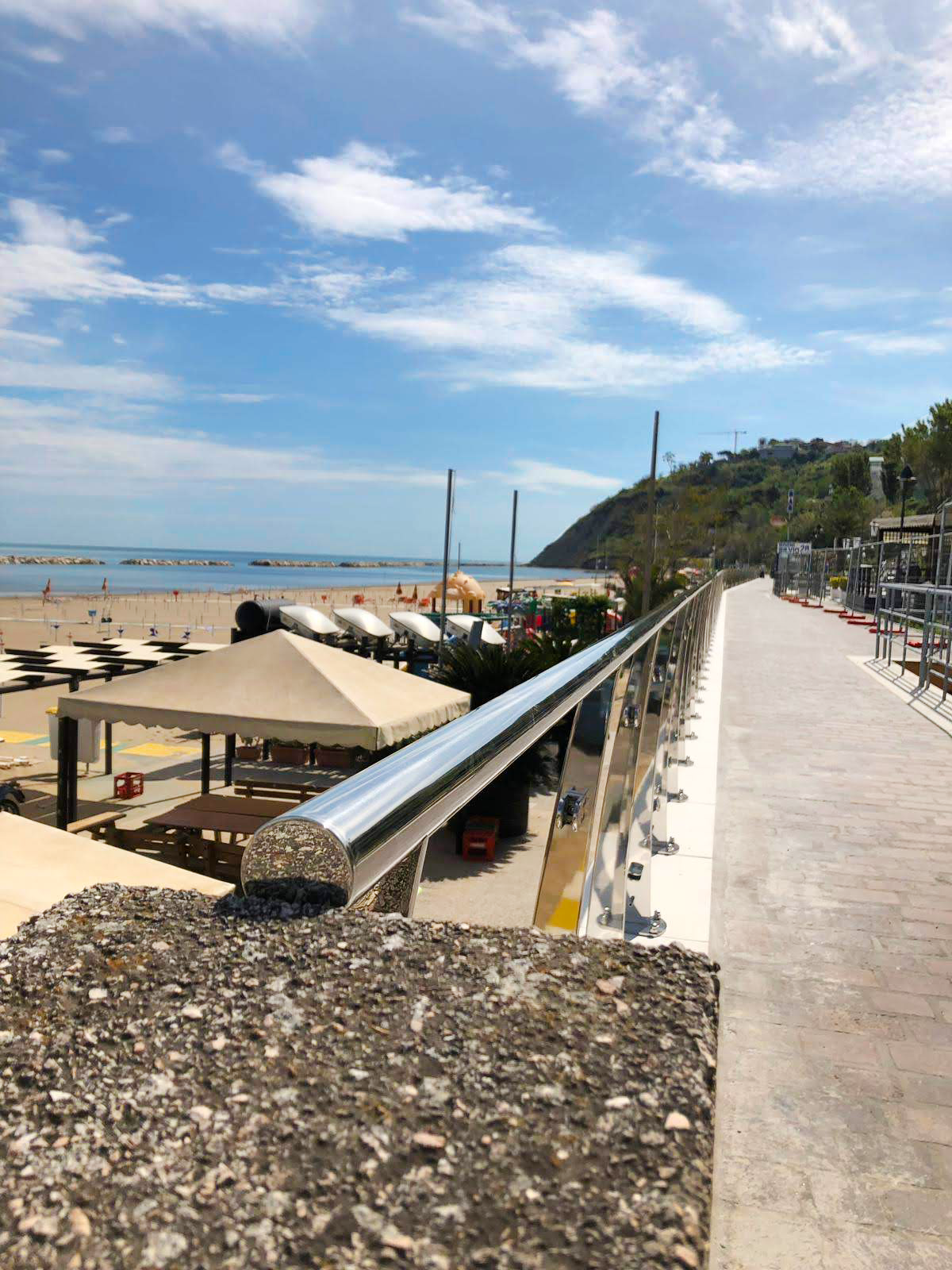 garde corps et balustrades de verre le long de la riviera romagnola